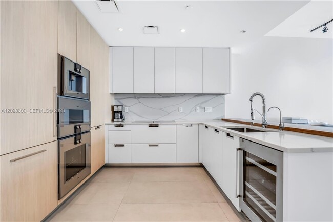 Building Photo - 15701 Collins Ave