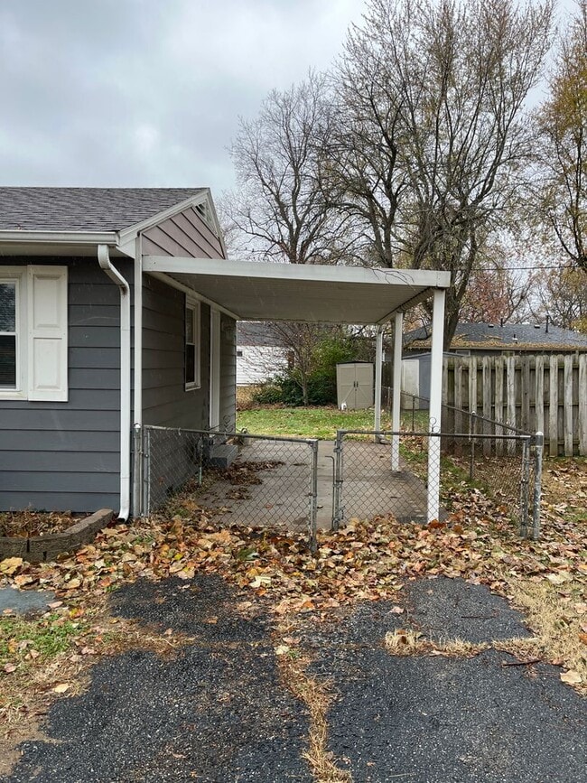 Building Photo - Centrally located 3 bedroom bungalow READY NOW!
