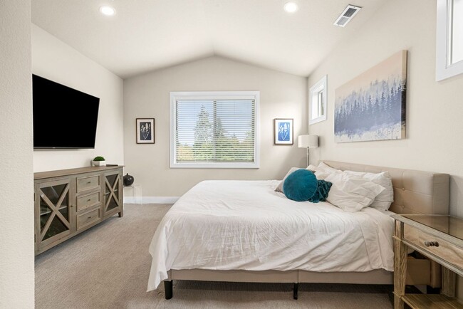 Building Photo - Upscale Three Bedroom