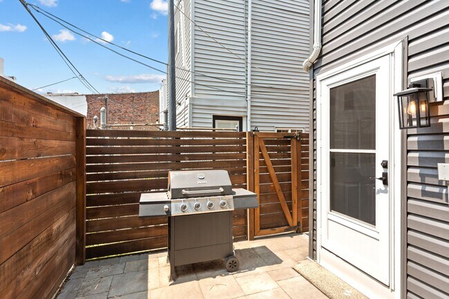 Building Photo - 2225 Taggert St