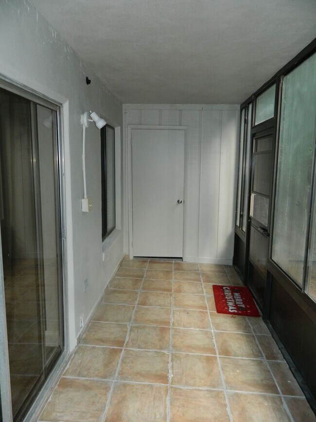 Building Photo - Beautifully Upgraded 2BR/2BA Condo – Lake ...