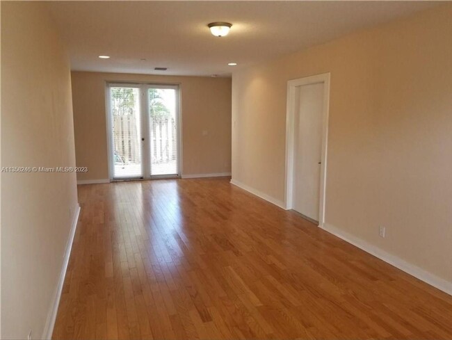 Building Photo - LARGE 3-bed, 3-bath townhome with 2-car ga...