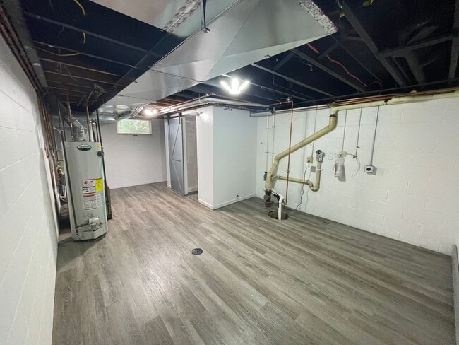 Building Photo - Raised Ranch with a 2 car attached garage in PV Schools