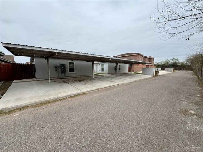 Building Photo - 2606 W Primrose Ave