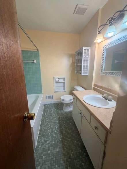 Main Bathroom - 1640 Washtenaw Rd