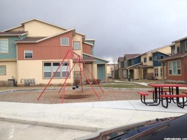 Building Photo - Spacious 2 Bedroom Townhome at The District!