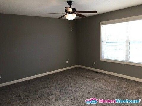 Building Photo - Available Oct 9 - Spacious End Unit 3 Bedr...