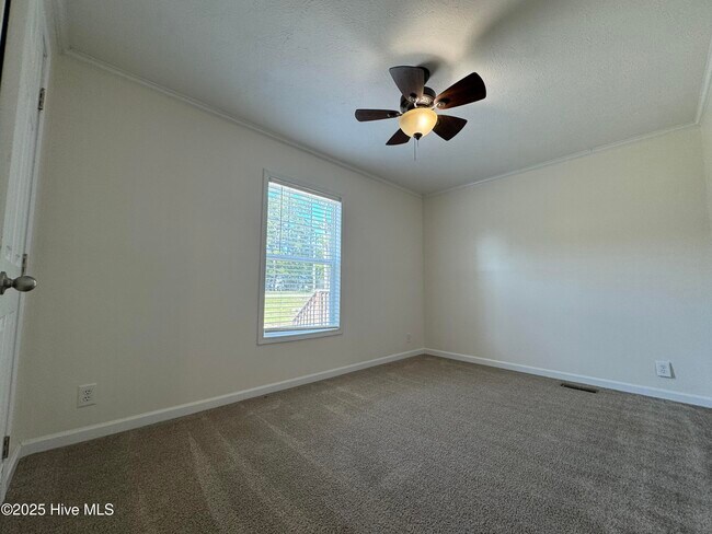 Building Photo - 162 Sandy Creek Dr