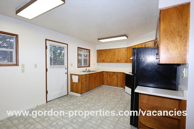 Building Photo - SE Green Vista Dr - Milwaukie 2 bedroom duplex with fireplace