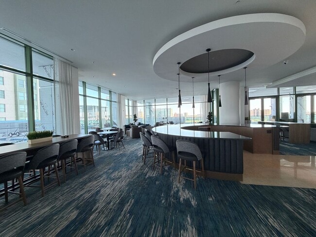 Building Photo - The Peninsula #1706