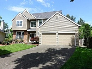 Building Photo - Stunning 4 Bed + 2.5 Bath House in Lake Oswego | Private Backyard, Open Floor Concept, Air Condit...