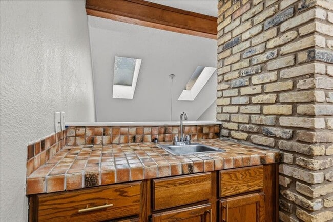Building Photo - 10819 Crown Colony Dr