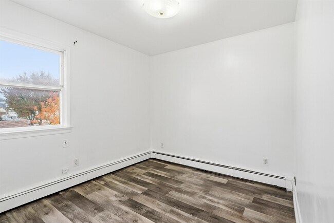 Building Photo - 2 Raydol Ave