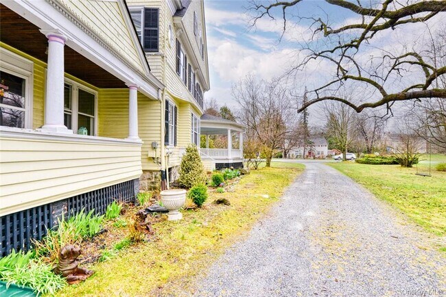 Building Photo - 25 Maple Ave