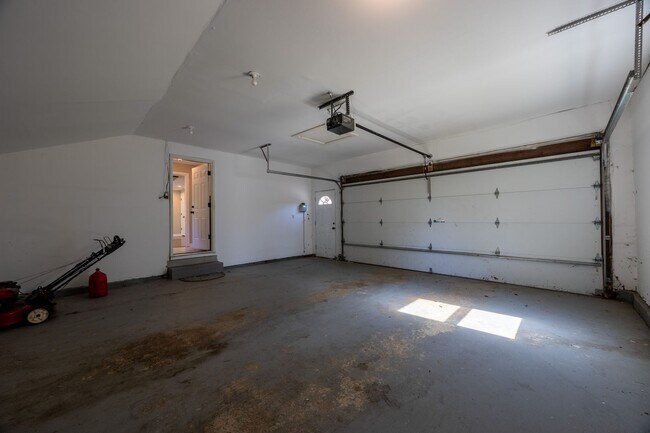 Building Photo - Charming 4 Bedroom Colonial with Updated K...