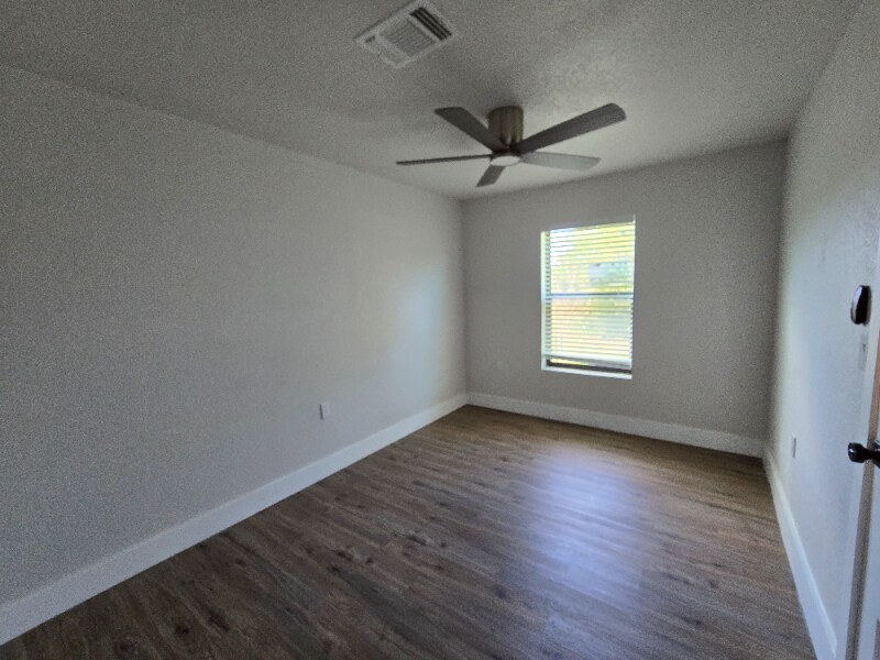 Building Photo - 607 E 12th St