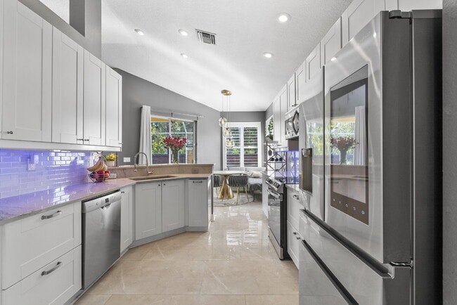 Building Photo - Beautiful 4-Bedroom Pool Home in the Heart of Westchase