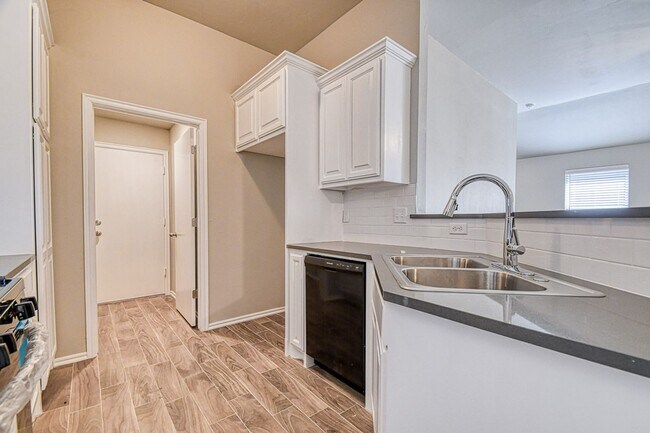 Building Photo - Beautiful Newer Construction Home!