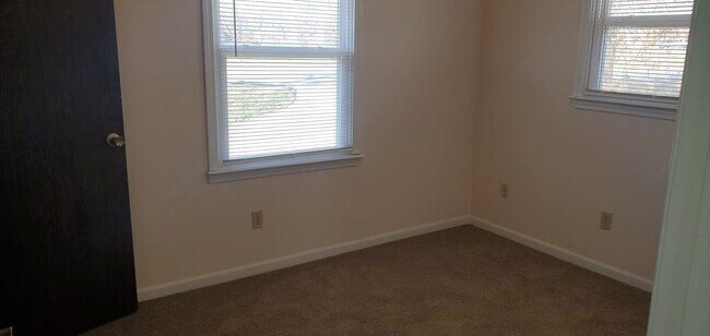 Building Photo - 306 W Southampton Dr