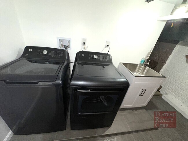 Building Photo - 364 Marion St