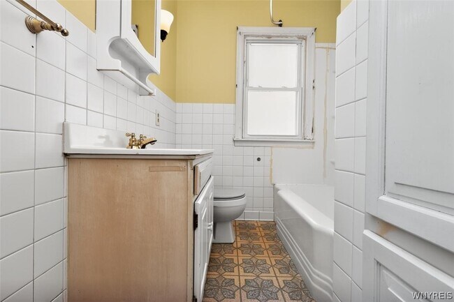 Building Photo - 420 25th St