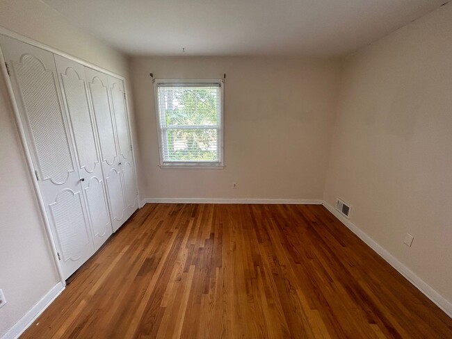 Building Photo - 7201 Mountainbrook Dr