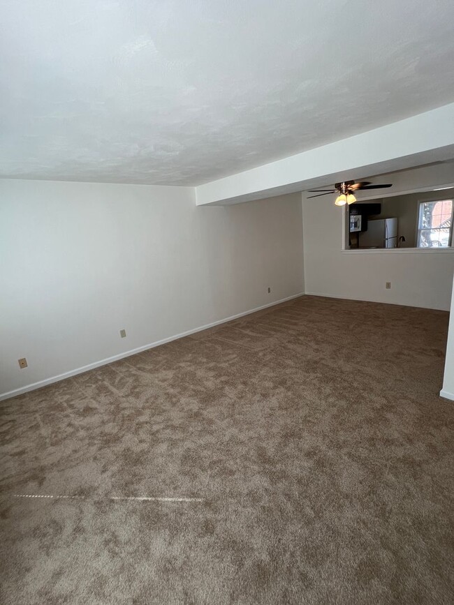 Building Photo - Large spacious Townhouse just blocks from ...