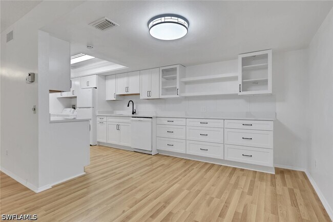 Building Photo - 3615 Boca Ciega Dr