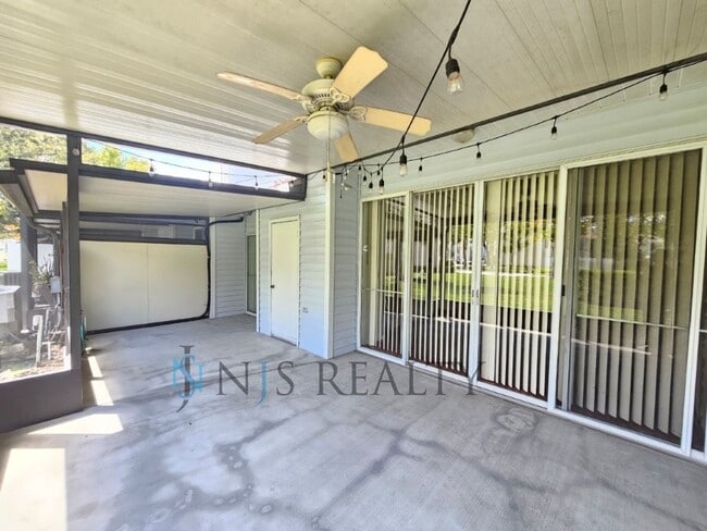 Building Photo - LOCATION LOCATION! 2/2 1234 Sq. Ft. with H...