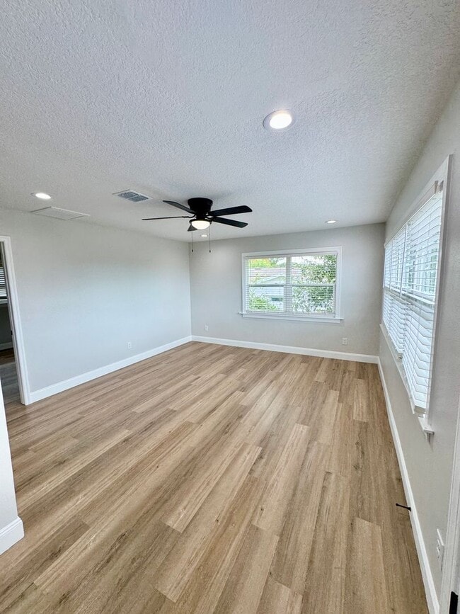 Building Photo - Beautifully Renovated 2-Bed/1-Bath Upstair...