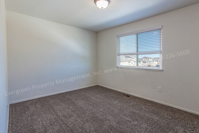 Building Photo - Beautiful 4 Bedroom in Windsor East!