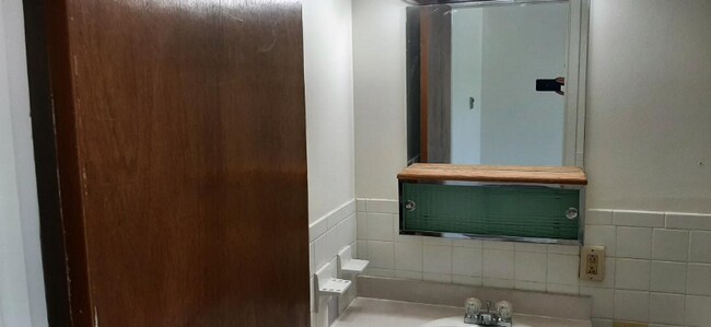 Building Photo - 112 Elm St