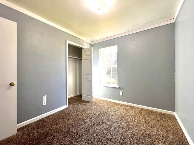 Building Photo - Super house on large private lot