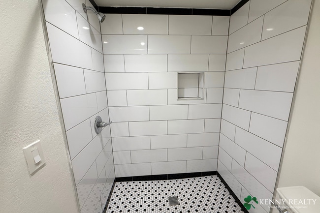 Building Photo - Bright 2 Bedroom, 1.5 Bathroom Home with O...
