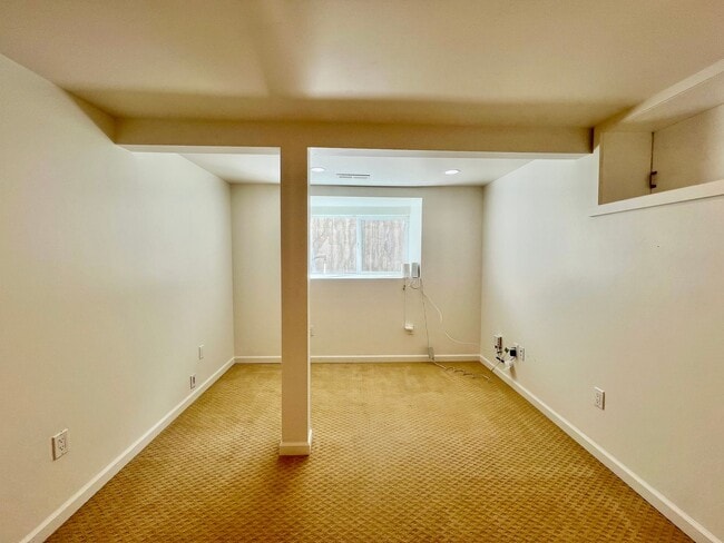 Building Photo - Cozy 1 bedroom with Kitchenette available now! - $1,700/mo