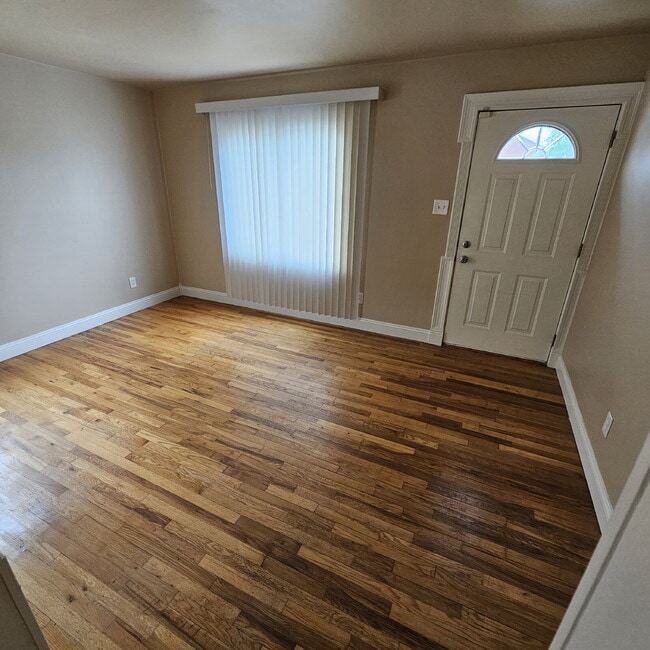Building Photo - Nice 2 Bedroom Ranch w/ Great Room, Semi F...