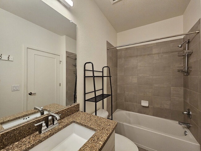 Building Photo - 868 Kalamath St