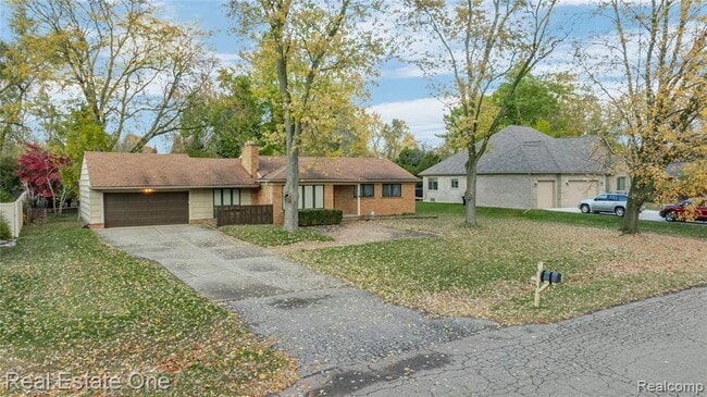 Building Photo - 2360 Pine View Dr