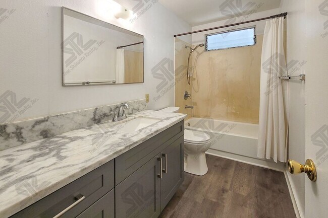 Building Photo - 3BR / 2Bath / 3Pkg - Home in Aiea!