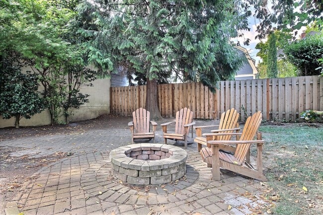 Building Photo - Charming Victorian home with private driveway