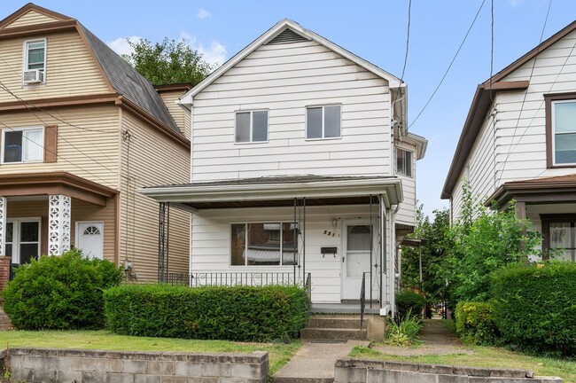 Building Photo - Stunning 4 bedroom home in Ambridge availa...