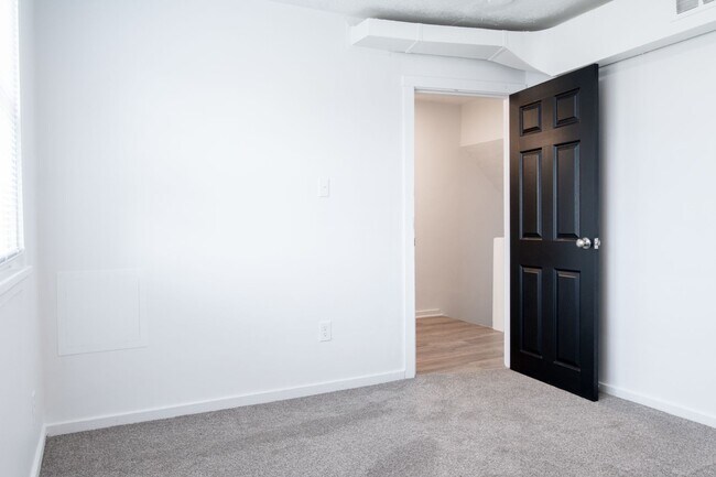 Building Photo - Secure this beautiful 3-bedroom townhome for a lower rent rate!!