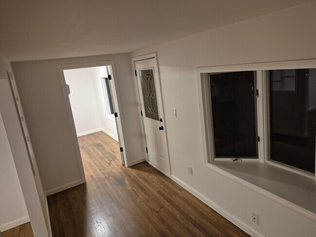 Building Photo - 5 Lakeview Ave