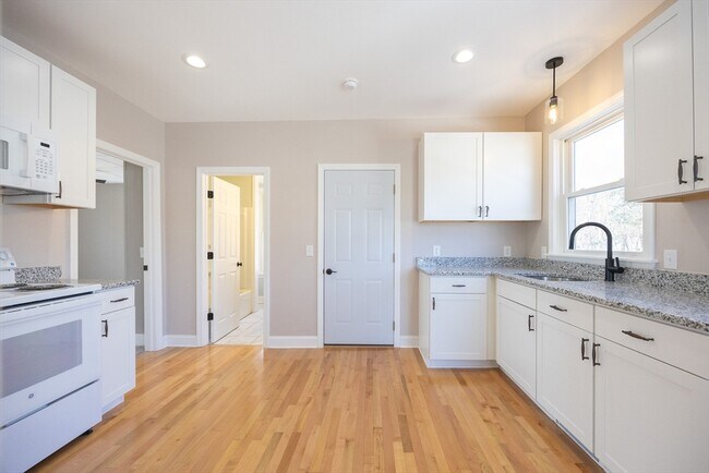 Building Photo - 584 Mt Hope St