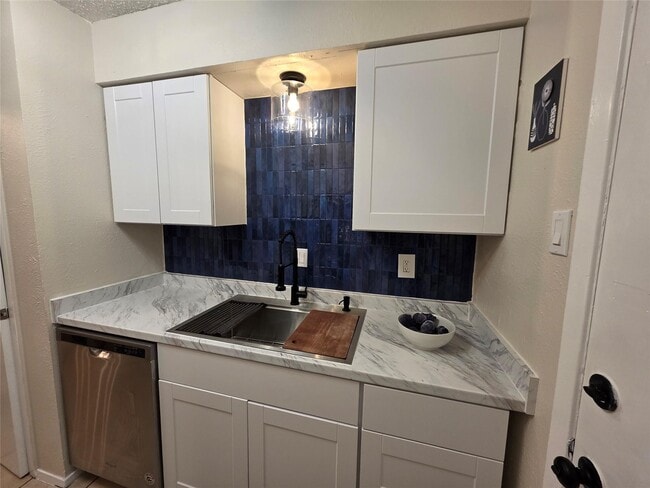 Building Photo - 709 Cain Dr