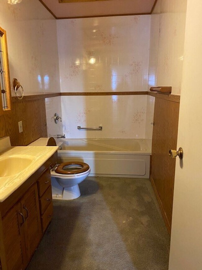Building Photo - 4 bedroom 2 bath home with workshop