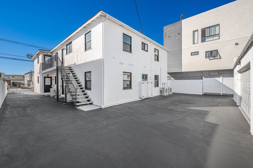 Building Photo - 2046 Burnside Ave