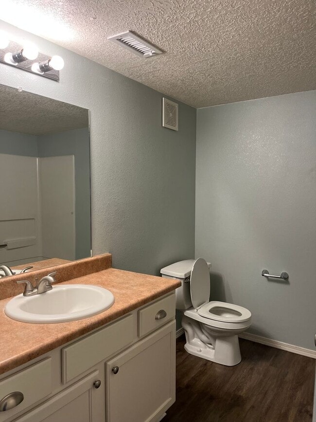 Building Photo - Fabulous 3 Bedroom Rental