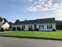 Building Photo - Lovely Ranch in Grassfield School District!