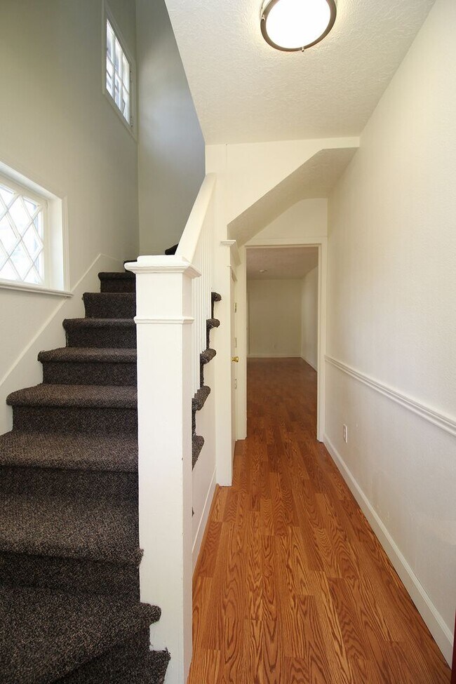 Building Photo - UNIVERSITY LIVING - Beautiful 5 Bedroom Ho...